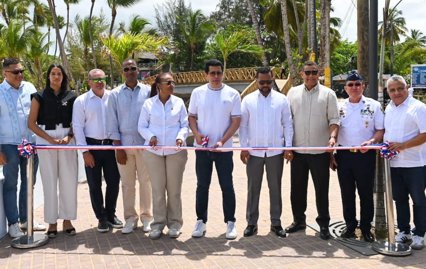 MITUR entrega moderna pasarela peatonal en Las Terrenas para mejorar movilidad y seguridad turística