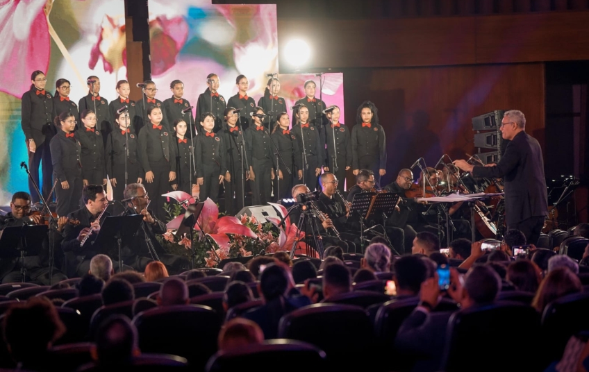 Más de 1,000 personas se unen en devocional musical interreligioso de Pascua