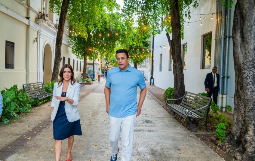  Collado y embajadora de EE. UU. recorren la Ciudad Colonial; resaltan su valor cultural