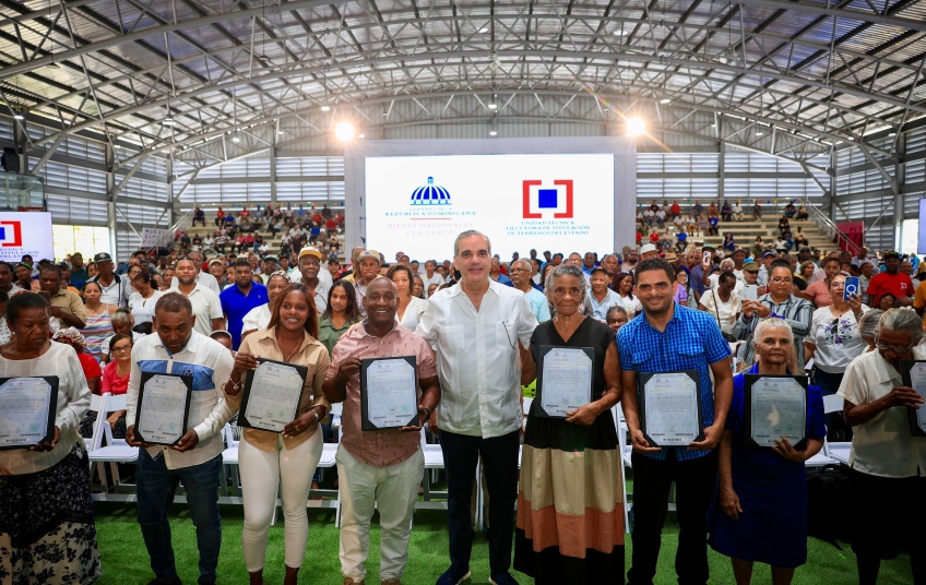 Presidente Abinader entrega 1,500 títulos de propiedad en Nuevo Domingo Savio y eleva a 3,500 los certificados otorgados en beneficio de unas 18,000 personas