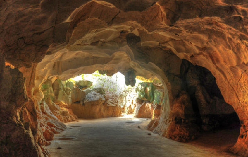 Presidente Abinader declara de utilidad pública terrenos del Monumento Cuevas del Pomier para su protección ambiental y cultural