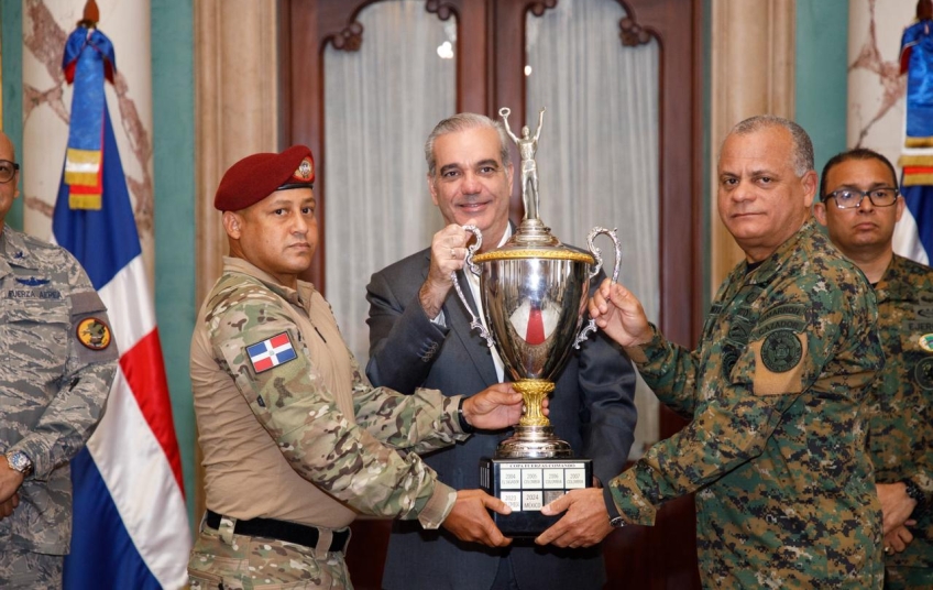 Abinader recibe a campeones de Fuerza Comando Paraguay 2026 y anuncia ascensos como reconocimiento