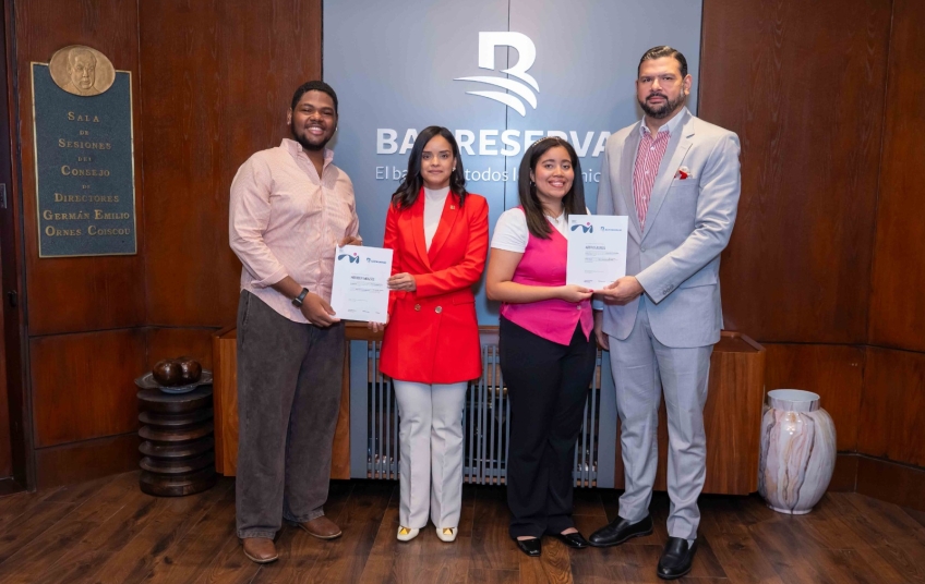 Banreservas entrega becas 