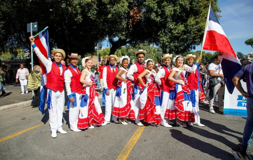 Roma se llena de merengue y banderas dominicanas durante la Parada en honor a la diáspora